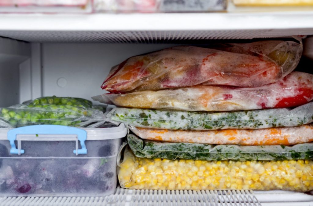 Οκτώ τροφές που «απαγορεύεται» να μπουν στην κατάψυξη – Δείτε το λόγο