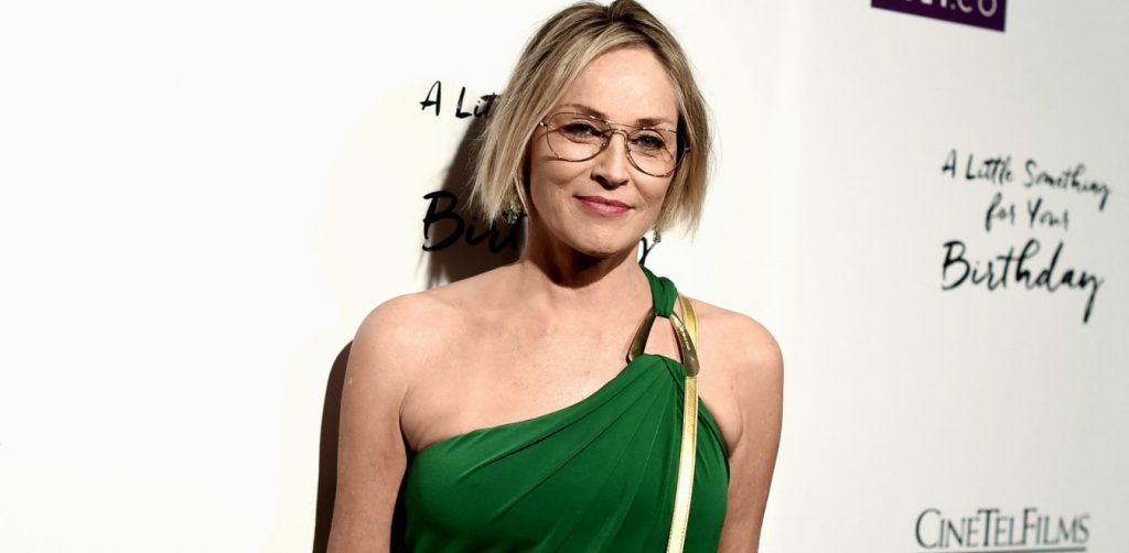 Η 62χρονη Σάρον Στόουν ποζάρει με μικροσκοπικό μπικίνι και μας «βάζει τα γυαλιά» (φώτο)