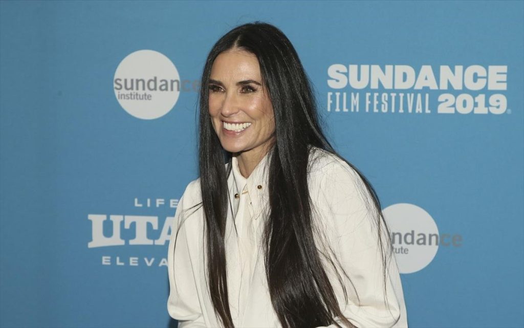 H Demi Moore γυρίζει τον… χρόνο πίσω ποζάροντας με το μαγιό της (φώτο)