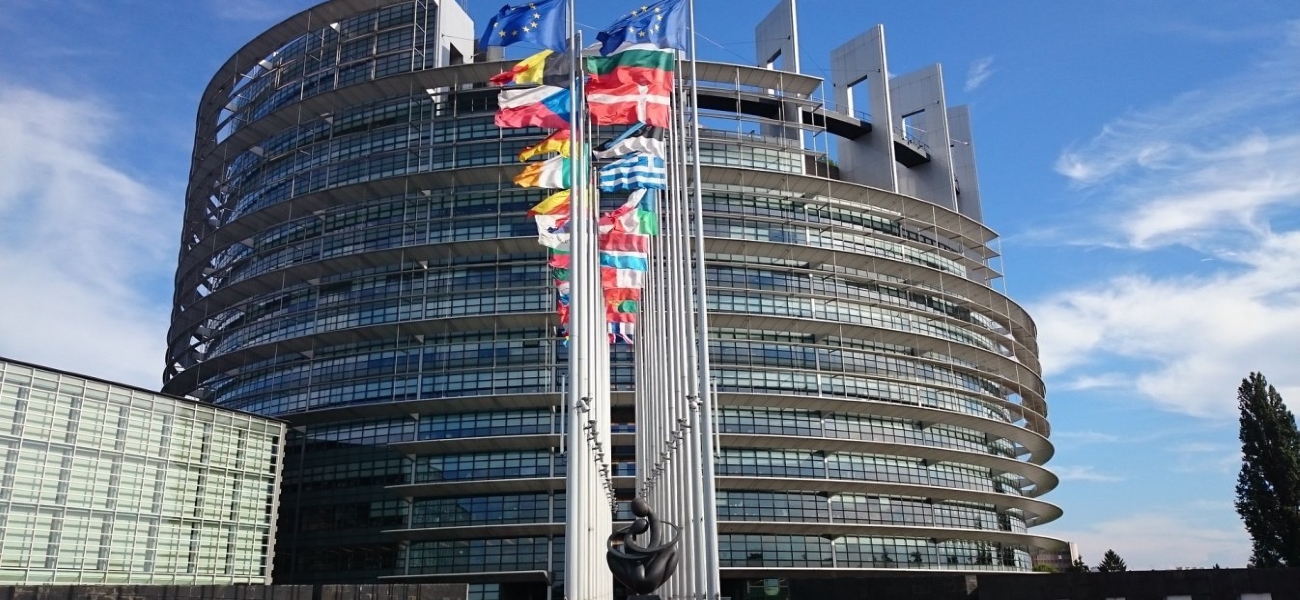 ΕΕ: Η Κομισιόν «παζαρεύει» λύσεις ανάμεσα στα δύο αντιμαχόμενα σχέδια