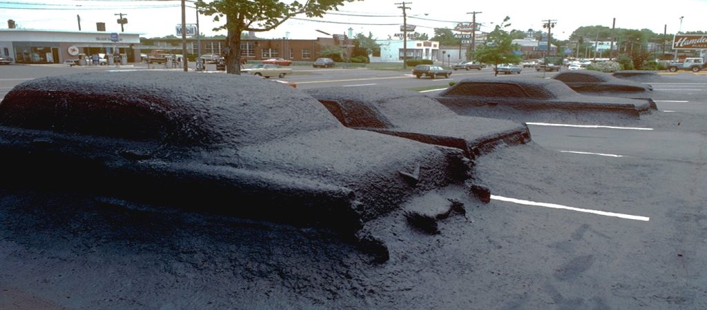 ΗΠΑ: Ο λόγος που κλασικά μοντέλα αυτοκινήτων βρίσκονται θαμμένα κάτω από την άσφαλτο (φώτο-βίντεο)