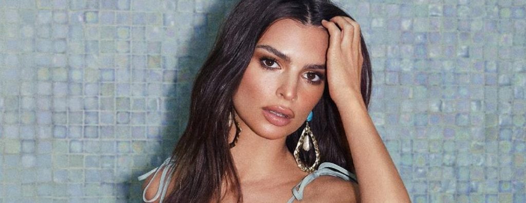 H Emily Ratajkowski χορεύει μπροστά στην πισίνα με το πιο… αποκαλυπτικό της μπικίνι (βίντεο)
