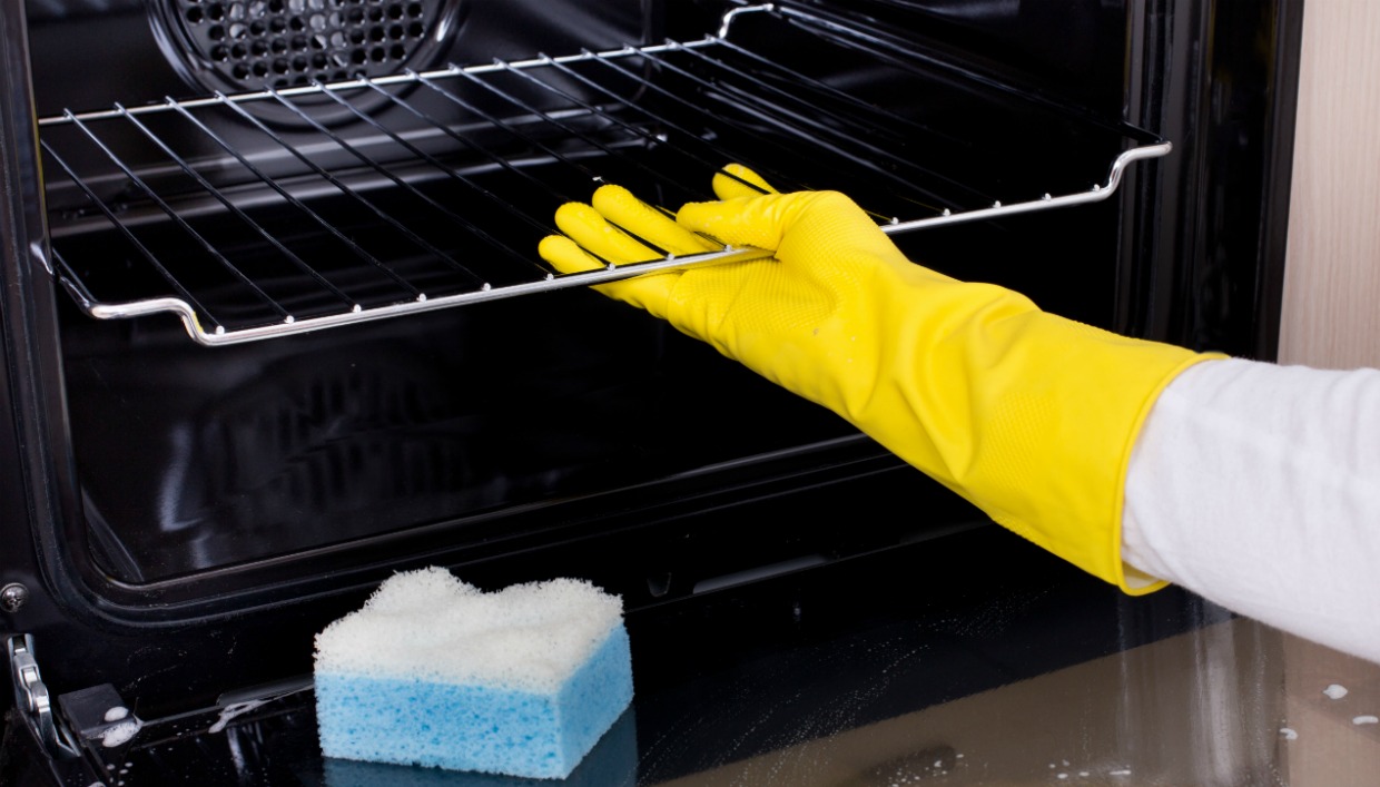 Θα σας «λύσουν» τα χέρια: Έξι κόλπα για να κάνετε το καθάρισμα της κουζίνας «παιχνιδάκι»