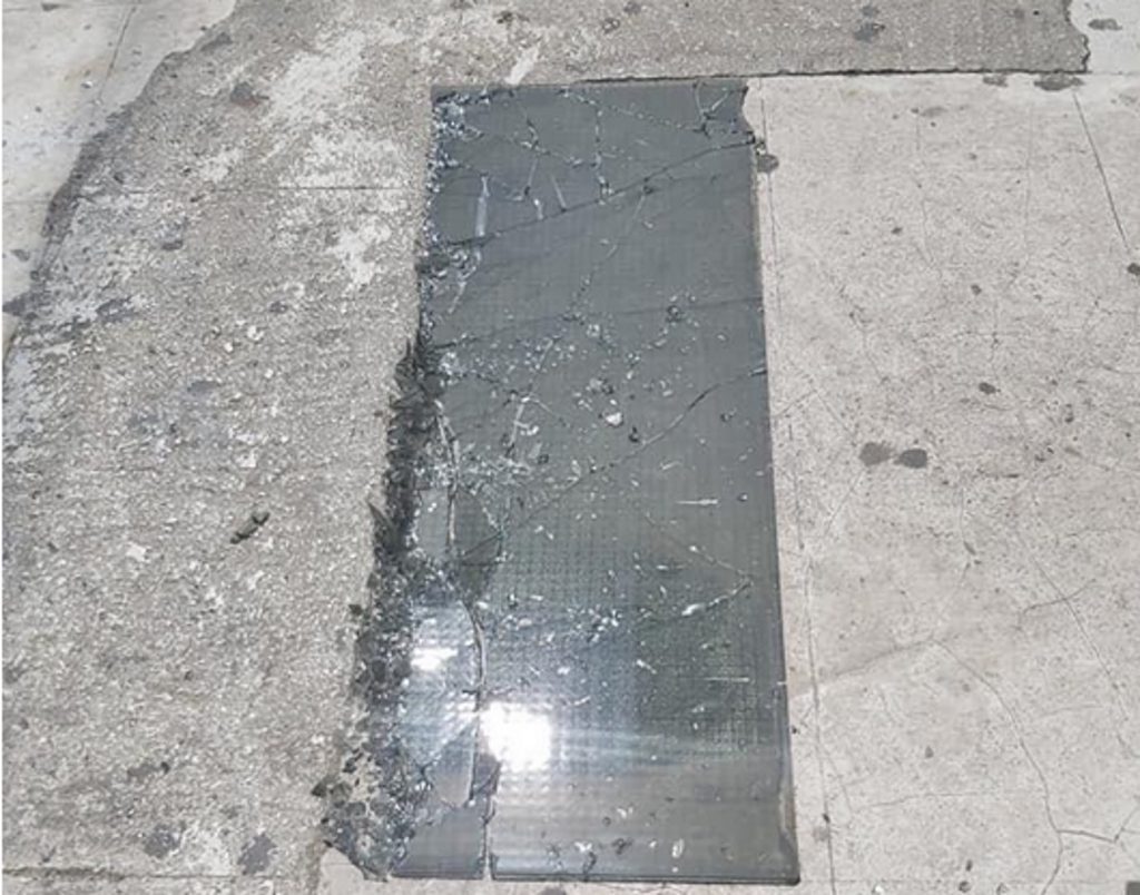 Σπάρτη: Ξεκόλλησε τζάμι από μπαλκόνι – Προσγειώθηκε στο πεζοδρόμιο