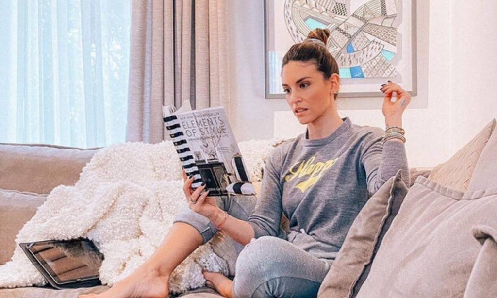 Η Αθηνά Οικονομάκου ποζάρει με το μπικίνι της στην παραλία και «ζαλίζει» τον ανδρικό πληθυσμό (φωτο)