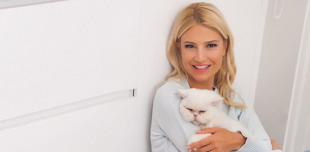 Η ερωτευμένη και ανανεωμένη Φαίη Σκορδά ποζάρει με μαγιό και… «τις πατάει» όλες (φωτο)