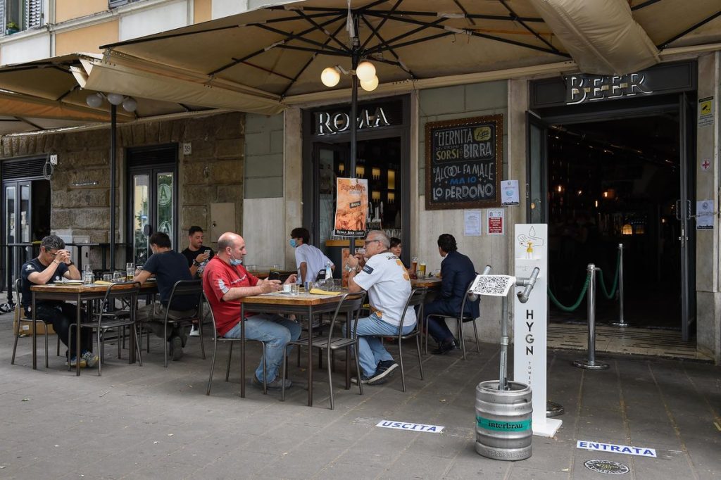 Η Ιταλία αναζητάει 60.000 εθελοντές για… να βοηθήσουν στην τήρηση των αποστάσεων ασφαλείας