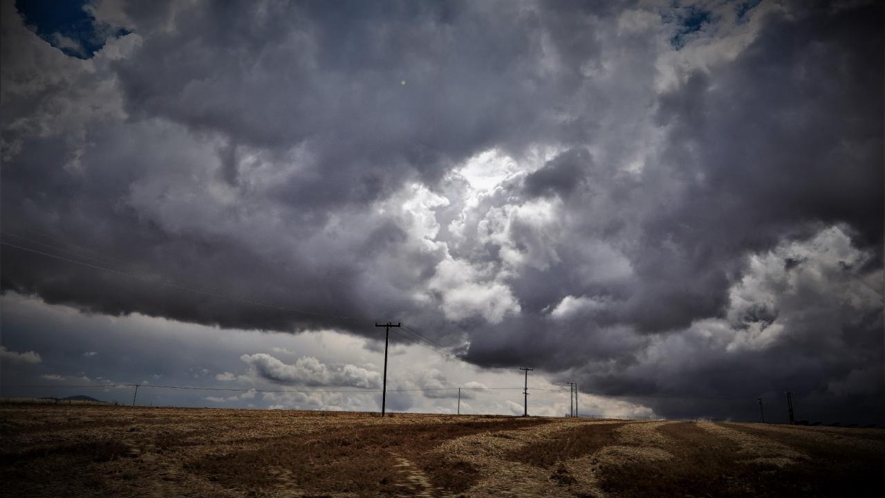 Χειμωνιάτικος καιρός σήμερα – Καταιγίδες και πτώση θερμοκρασίας