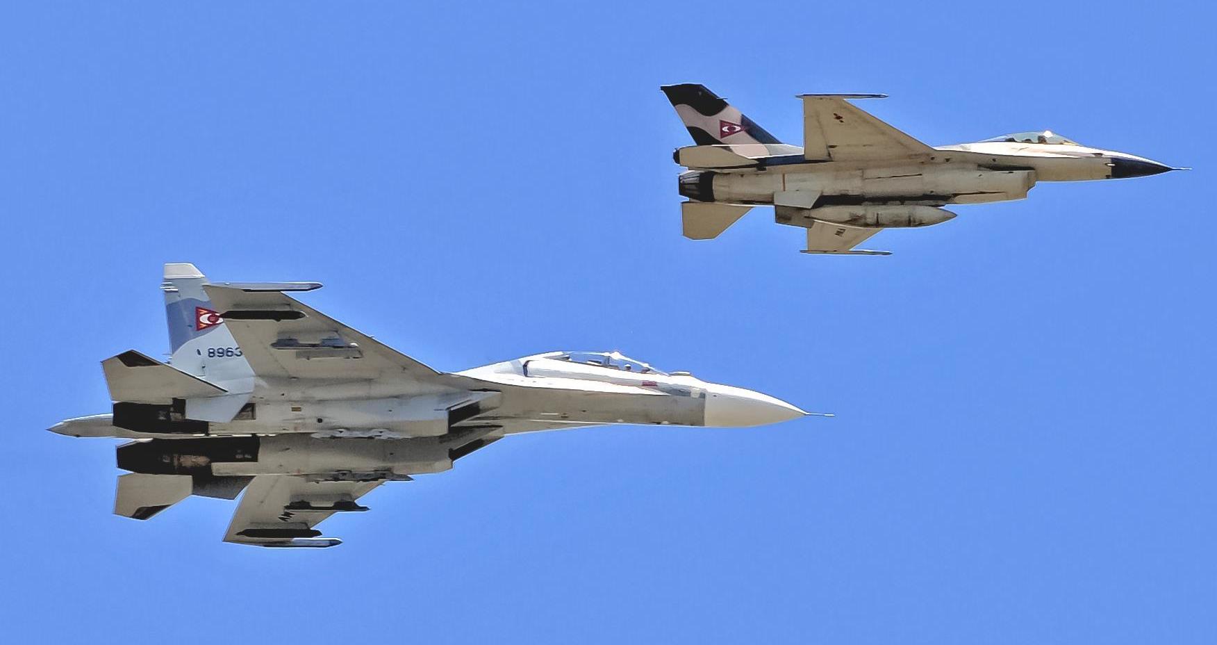 Επίδειξη δύναμης από Μαδούρο: Μαχητικά της Βενεζουέλας πετούν πάνω από ιρανικό τάνκερ