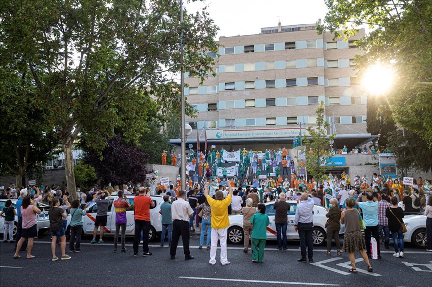 Ισπανία: Γιατροί και νοσηλευτές διαδήλωσαν με τις στολές τους – «Χρειαζόμαστε αληθινά μέσα ατομικής προστασίας»