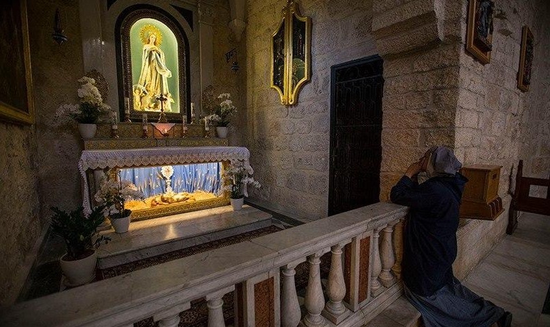 Άνοιξε και πάλι για τους πιστούς ο Ιερός Ναός της Γεννήσεως στη Βηθλεέμ – Με περιορισμό ατόμων (βίντεο)