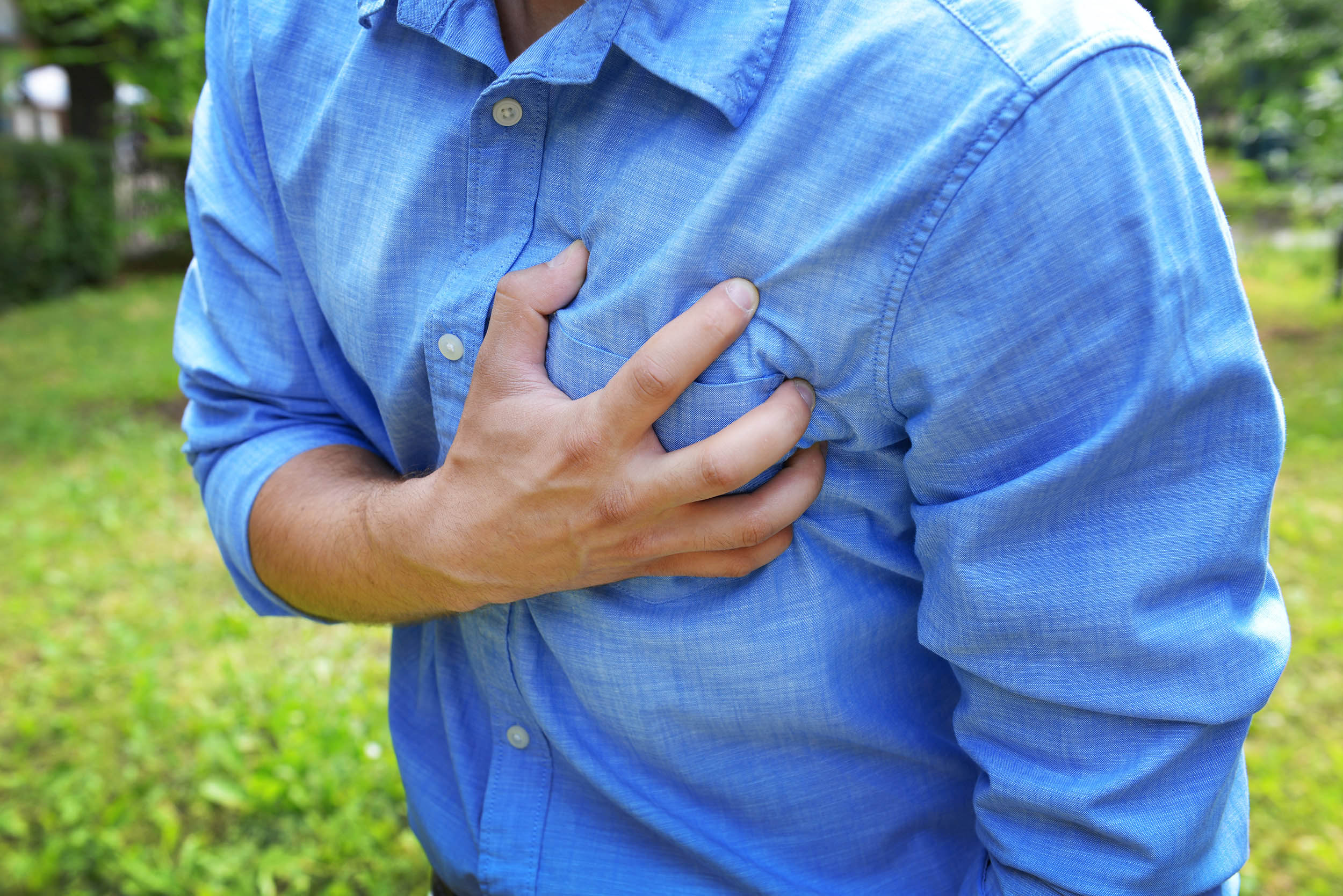 Πόνος στο στήθος δεξιά: Που μπορεί να οφείλεται; – Πότε πρέπει να ανησυχήστε;