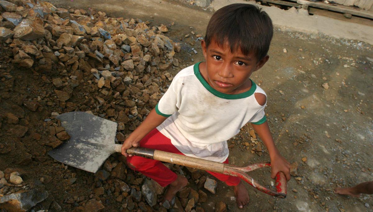 Η πανδημία πλήττει σοβαρά τα δικαιώματα των παιδιών: Ανήλικοι σε εξαναγκαστική εργασία και γάμους
