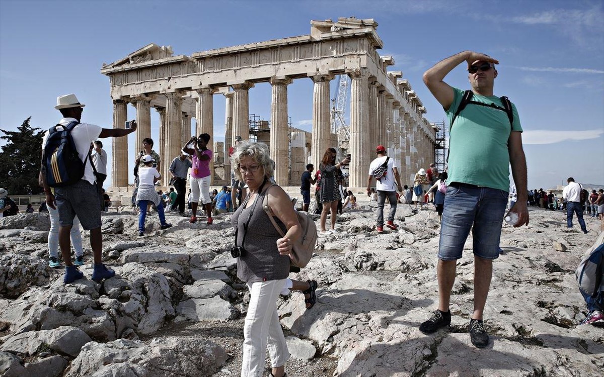Reuters: «Η Ελλάδα θα υποδέχεται τουρίστες 20-25 χωρών – Δεν θα υπάρχει καραντίνα»