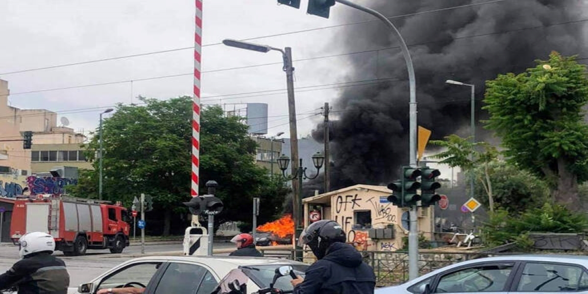 Στις φλόγες αμάξι στην Κωνσταντινουπόλεως – Στο «τσακ» γλύτωσαν οι επιβάτες (φώτο)