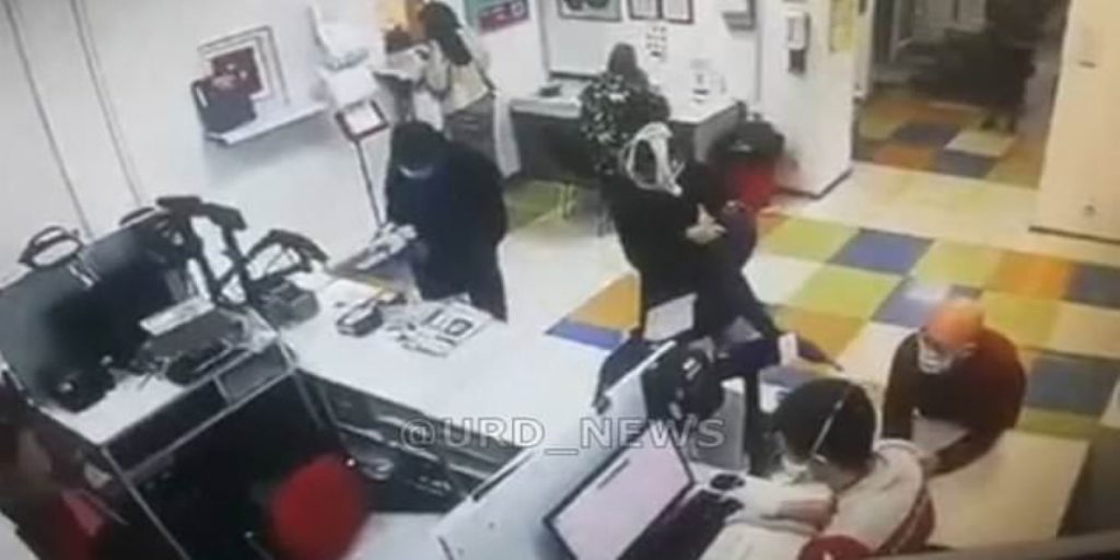 Αυτοσχεδίασε! Δεν την άφηναν να μπει στο ταχυδρομείο χωρίς μάσκα – «Χρησιμοποίησε» κατάλληλα το εσώρουχό της (βίντεο)