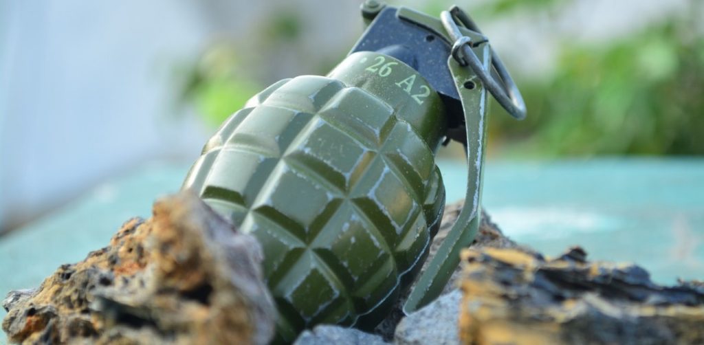 Ναυπακτία: Βρέθηκαν δύο χειροβομβίδες σε αυλή σπιτιού (βίντεο)