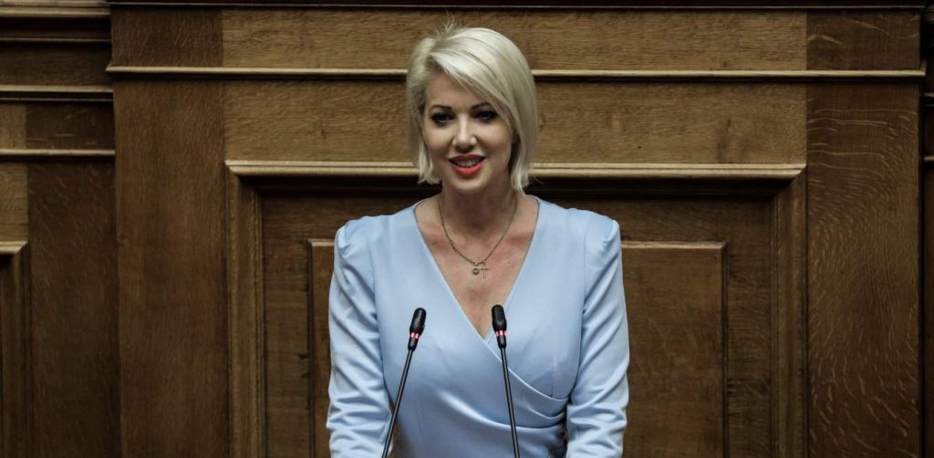 Η βουλευτής Κυκλάδων της ΝΔ Κατερίνα Μονογυιού και πάλι δίνει μέρος του μισθού της για αγαθοεργίες