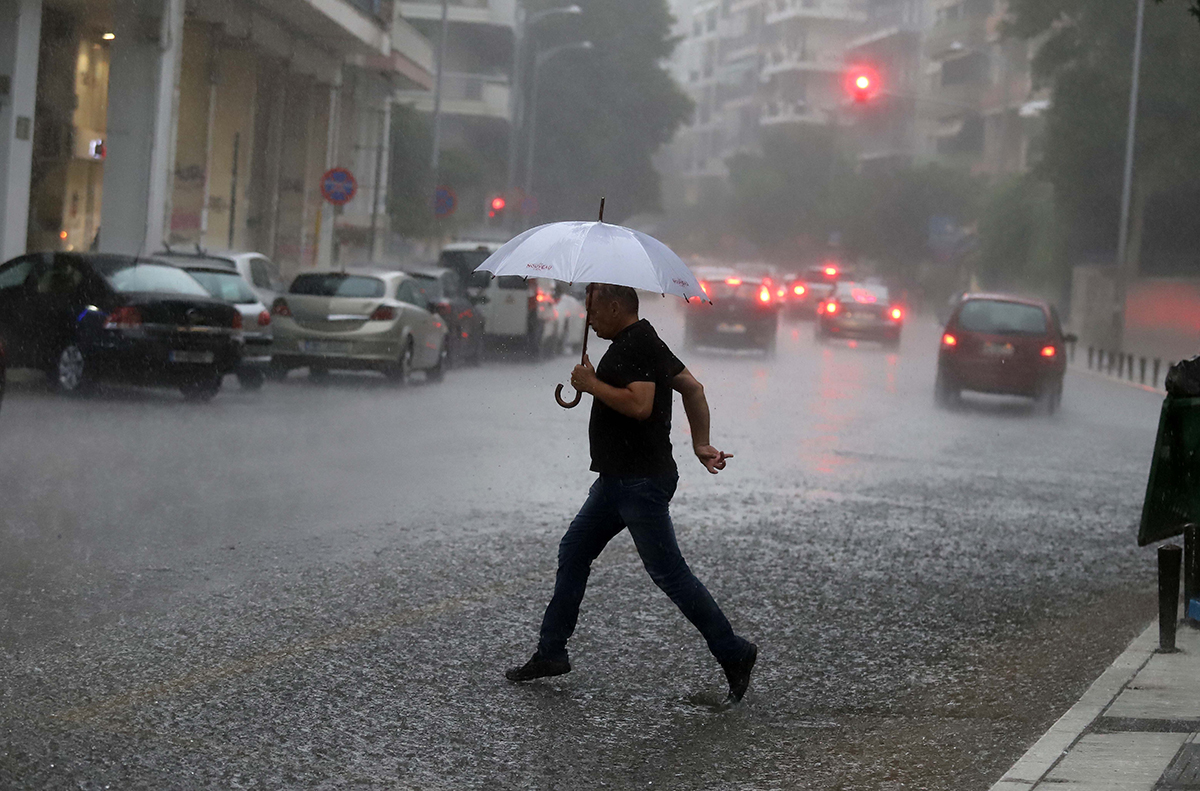 «Άνοιξαν» οι ουρανοί – Ισχυρές καταιγίδες στην Αθήνα (φώτο)