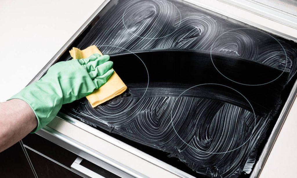 Με αυτόν τον τρόπο θα κάνετε τις κεραμικές εστίες να… αστράφτουν