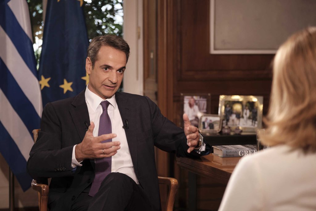 Αυτό είναι το βιβλίο που διαβάζει ο Κυριάκος Μητσοτάκης – Η φωτογραφία που τον «πρόδωσε» (φωτο)