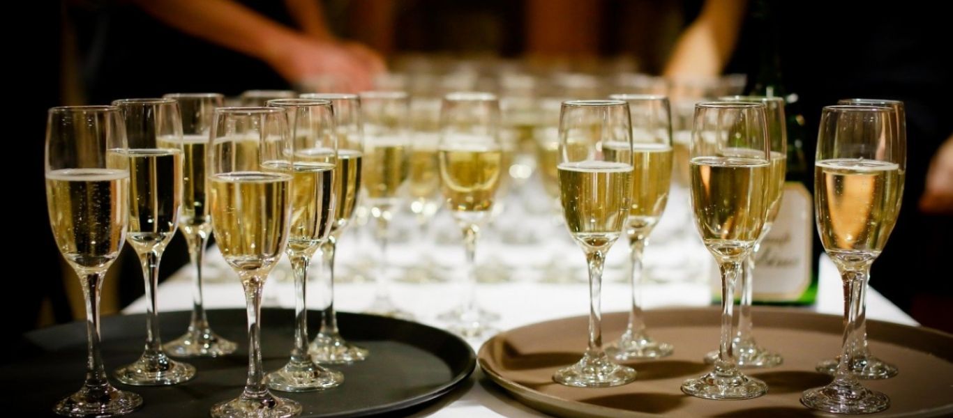 Ο κόσμος δεν έχει λόγο να γιορτάσει: Τεράστιες οι πτώσεις στις πωλήσεις σαμπάνιας – Ανησυχία στους παραγωγούς