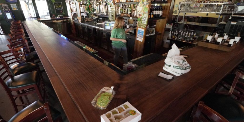 «Απαγορεύονται οι μάσκες»: Ο λόγος που ιδιοκτήτης μπαρ στο Τέξας αρνείται να συμμορφωθεί (φώτο)