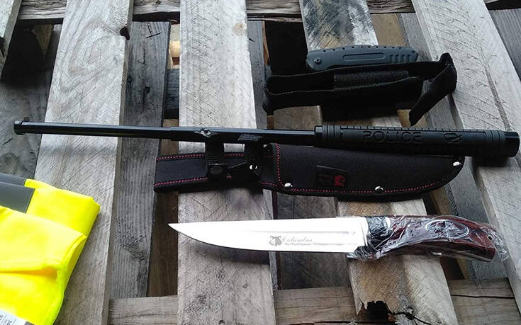 Ένα ολόκληρο οπλοστάσιο ανακάλυψε το ΛΣ στον Πειραιά: Πάνω από χίλια μαχαίρια και ξίφη!