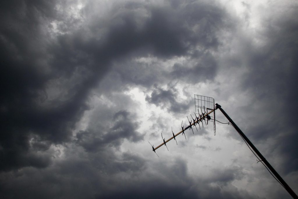 Καιρός: Συνεχίζεται το βροχερό σκηνικό σήμερα – Μικρή άνοδος της θερμοκρασίας