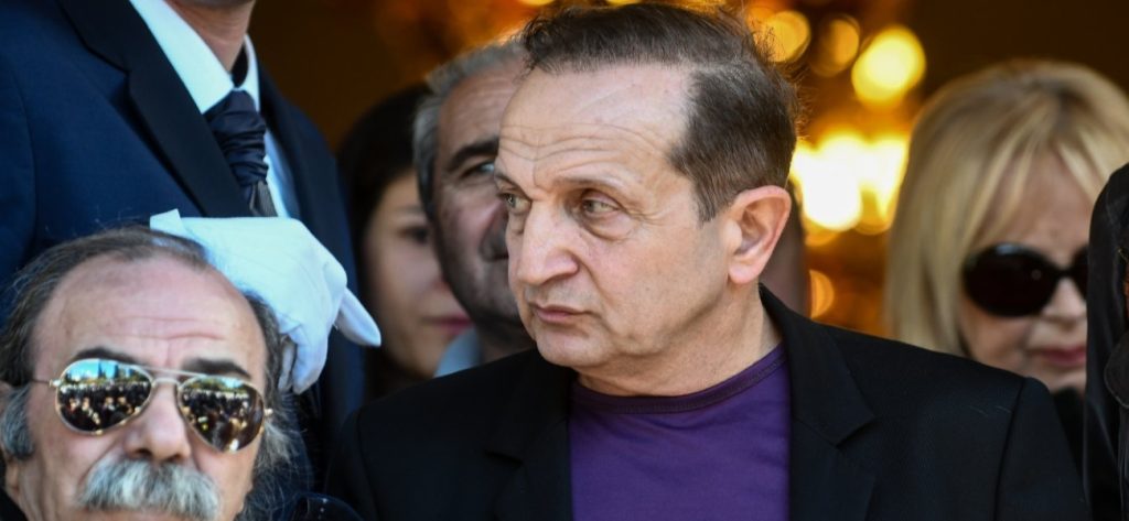 «Έξω από τα δόντια» ο Σ. Μπιμπίλας: «Νευρίασα με τους ηθοποιούς που από πλουσιόσπιτα έλεγαν τι ωραία πέρασαν»