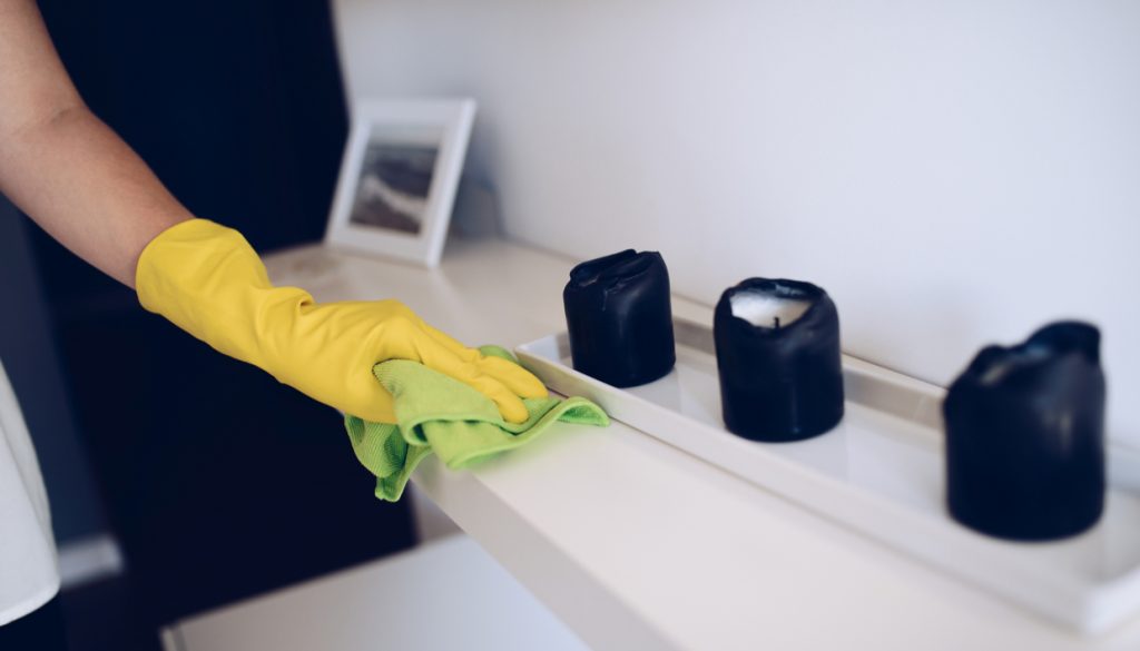 Προσοχή: Aυτό είναι το λάθος που κάνουμε όλοι στο ξεσκόνισμα και καταστρέφουμε τα έπιπλά μας