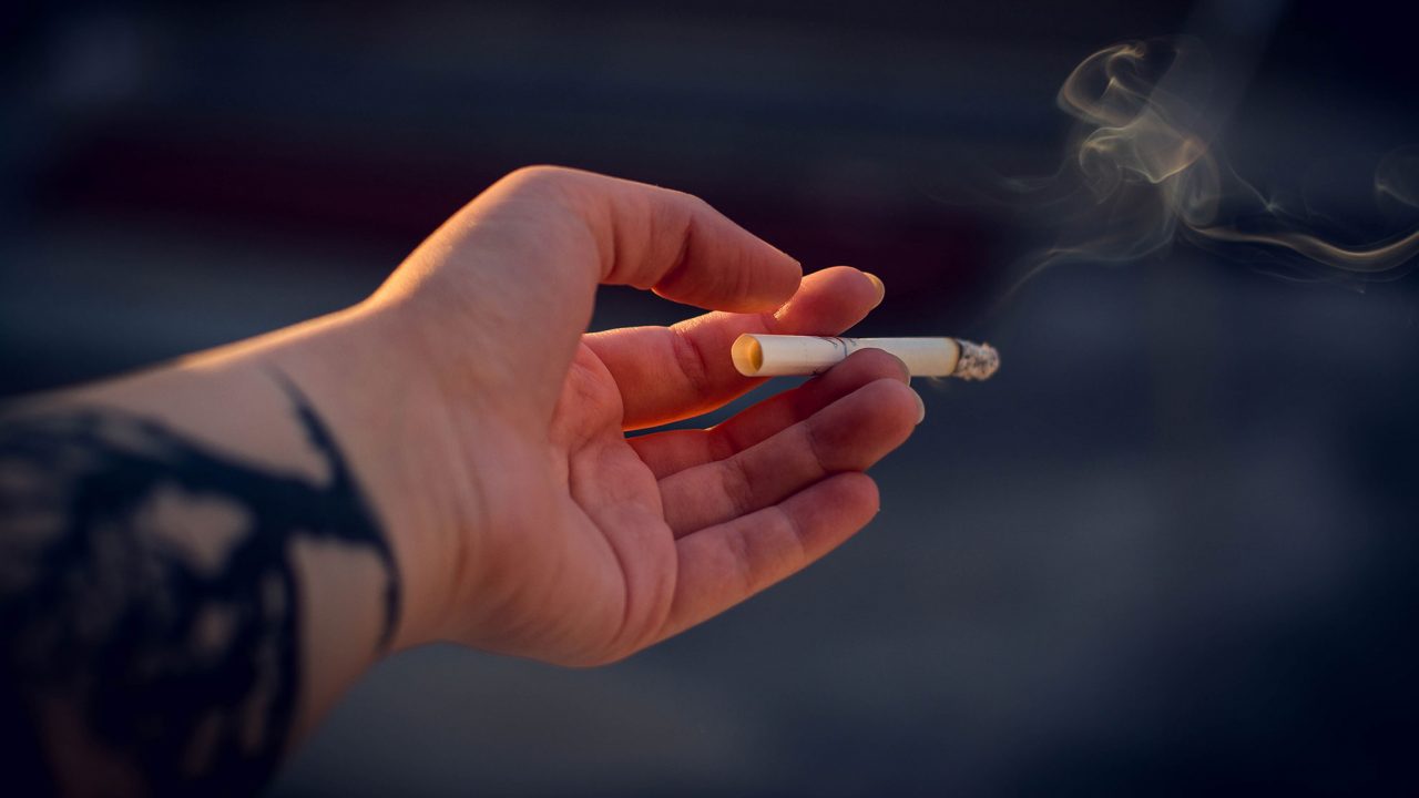Το κάπνισμα γερνάει το δέρμα πριν την ώρα του – Δείτε τι προκαλεί