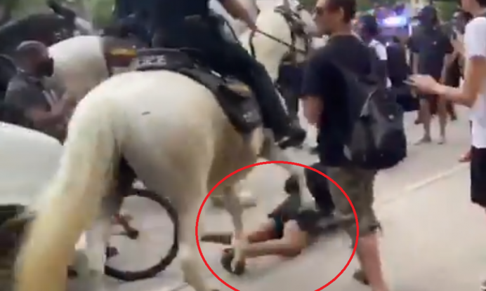 ΗΠΑ: Έφιππος αστυνομικός ποδοπάτησε με άλογο διαδηλώτρια (βίντεο)