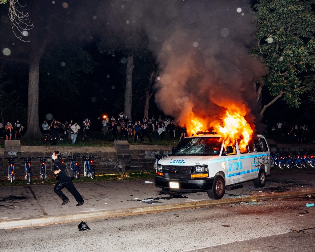 Βγήκαν τα όπλα στις ΗΠΑ: Νεκρός αστυνομικός από πυρά διαδηλωτών
