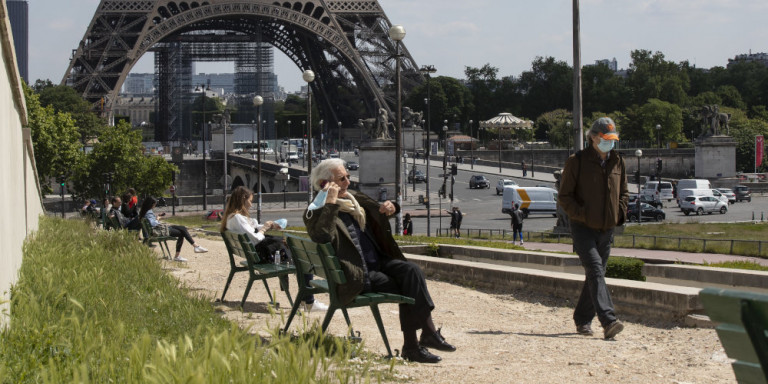 Οι κάτοικοι του Παρισιού ξανά στα πάρκα: «Επιτέλους, είμαστε ελεύθεροι»