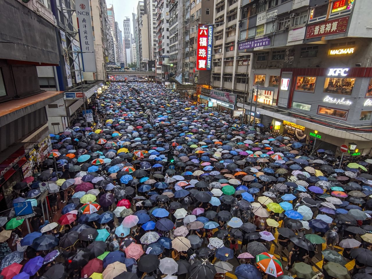 ΕΕ: «Δεν θα ακολουθήσουμε τον Τραμπ σε εμπορικό πόλεμο λόγω του Χονγκ-Κονγκ»