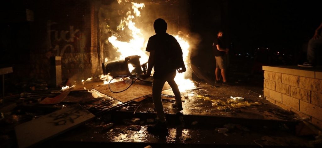 ΗΠΑ: Έτοιμος ο Στρατός για καταστολή της ετερόκλητης εξέγερσης – Σε αδιέξοδο ο Δημοκρατικός κυβερνήτης της Μινεσότα