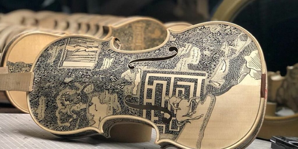 Η «Κόλαση» του Δάντη σε ένα βιολί – Καλλιτέχνης ζωγραφίζει απίστευτα πράγματα σε μουσικά όργανα (βίντεο)