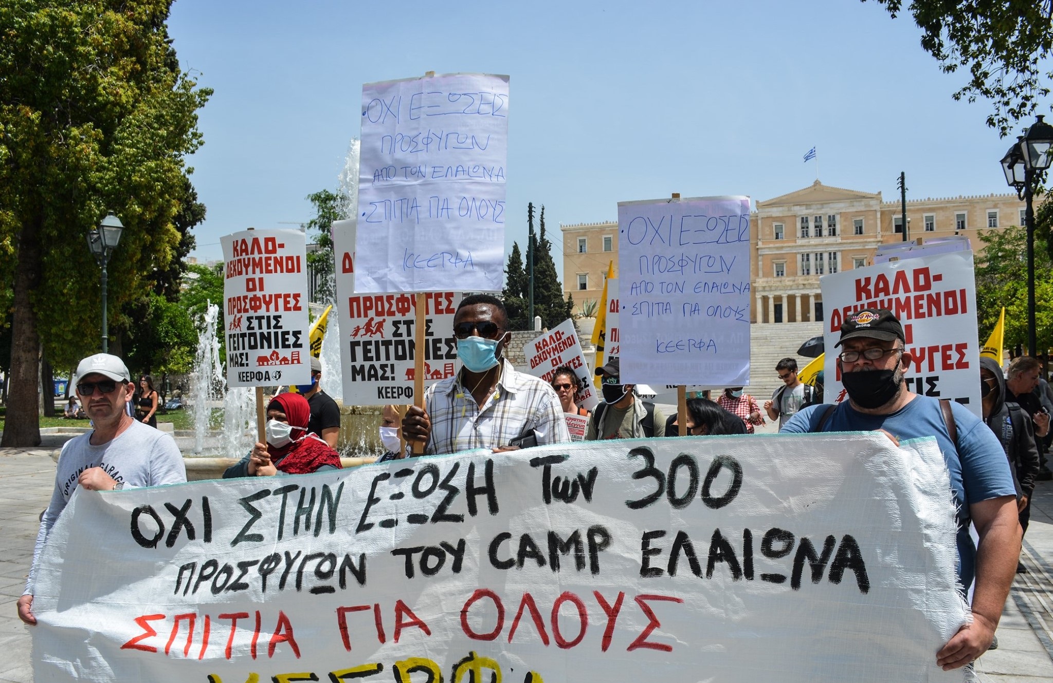 «Χέρι-χέρι» ΚΕΕΡΦΑ και αλλοδαποί: Συγκεντρώθηκαν έξω από τον Ελαιώνα – Ζητάνε (δωρεάν) σπίτια