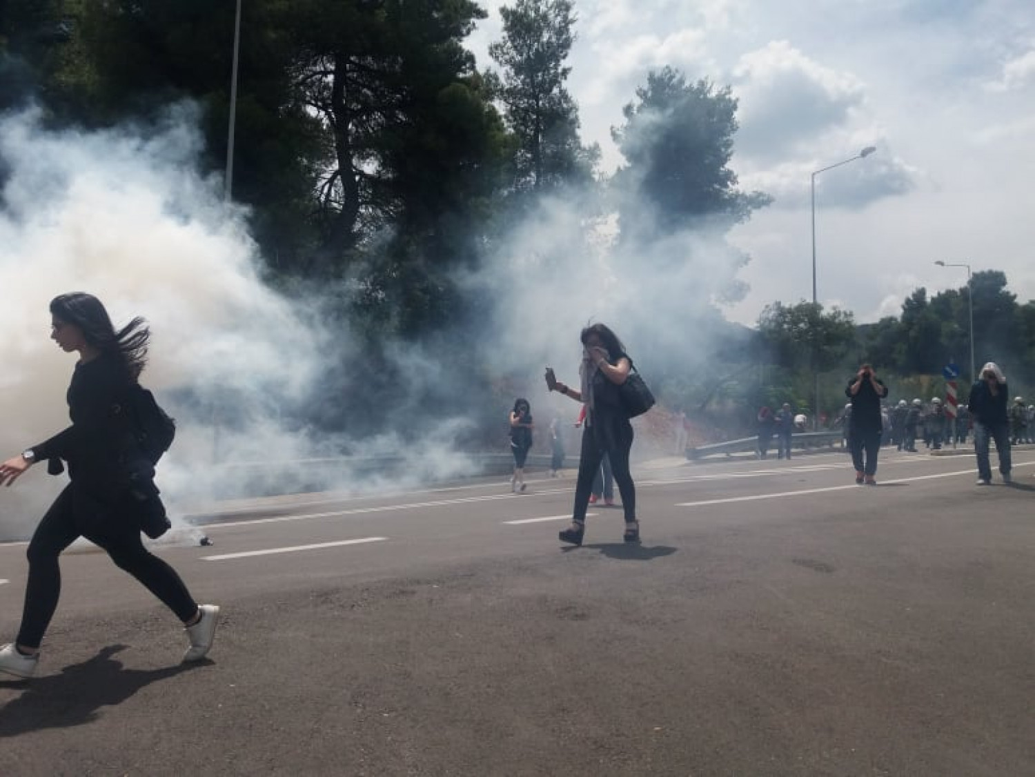 Μαλακάσα: Νέα βίντεο από την επίθεση των ΜΑΤ  σε πολίτες που διαμαρτύρονταν για τους αλλοδαπούς