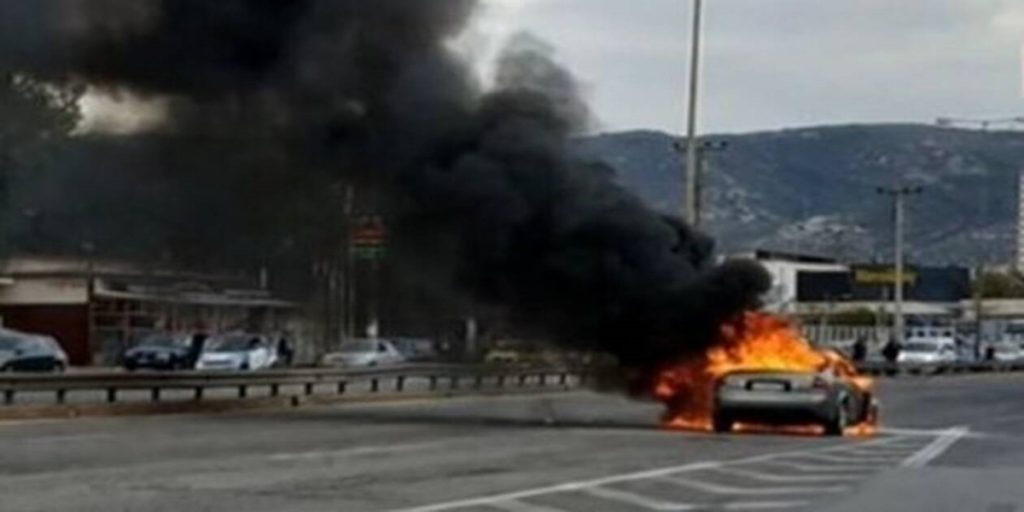Εθνική Οδό: Αυτοκίνητο «άρπαξε» φωτιά στον Ασπρόπυργο – Σημειωτόν οι οδηγοί