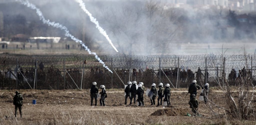 Με καπνογόνα και υδροφόρες ετοιμάζεται η Αστυνομία για τυχόν προσπάθειες εισόδου παράνομων μεταναστών στον Έβρο