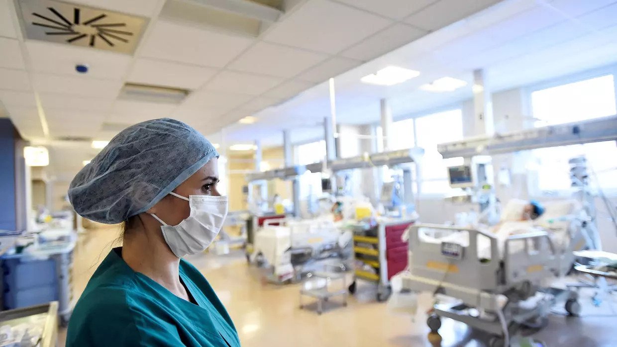 Ιταλοί επιδημιολόγοι: Ο κορωνοϊός έχει αποδυναμωθεί – Έχει χάσει το ιικό του φορτίο