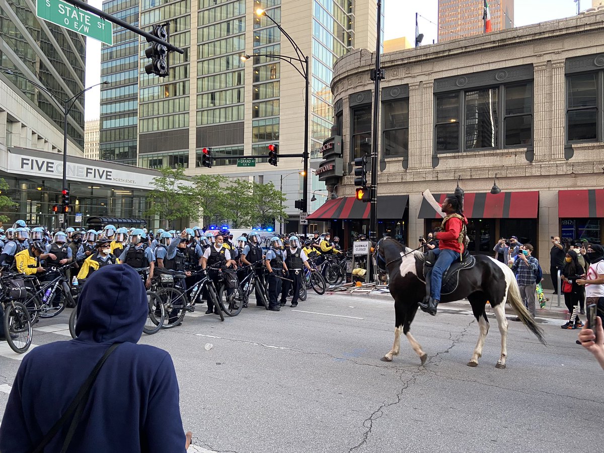 Σικάγο: Τύπος «καλπάζει» με άλογο στους δρόμους – «Το έκλεψα από την αστυνομία» (βίντεο)