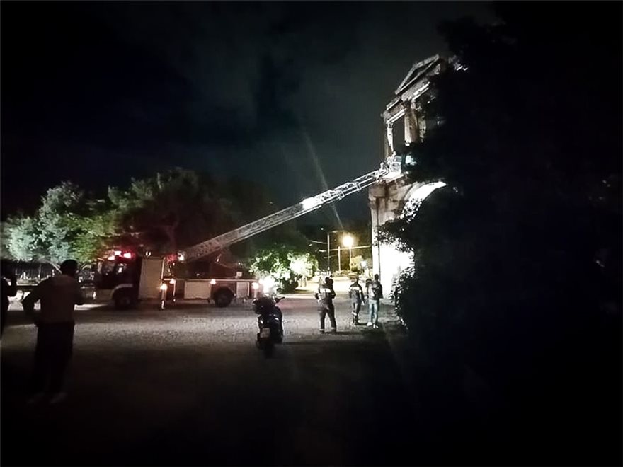Drone κόλλησε στην Πύλη του Αδριανού – Δείτε φωτογραφίες από την επιχείρηση της Πυροσβεστικής (φωτο)