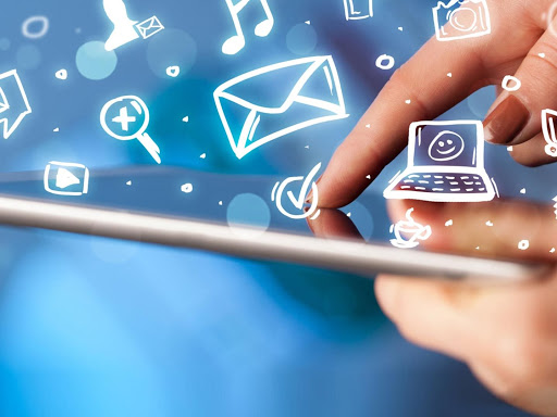 Τους τα δίνουμε «στο πιάτο»: Αυτά τα προσωπικά δεδομένα αφήνετε πίσω σας μετά από κάθε «σερφάρισμα»