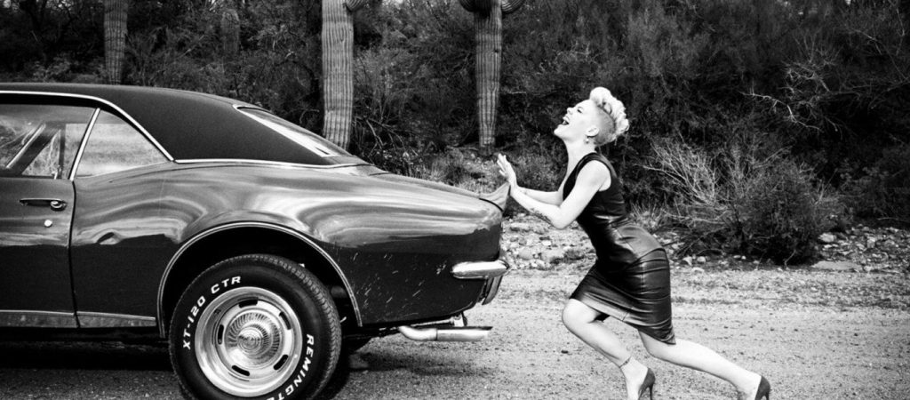 Οδηγείτε συχνά με αναμμένο το λαμπάκι του καυσίμου; – Να τι μπορεί να πάθει το όχημά σας (βίντεο)