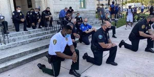 Δολοφονία Τ.Φλόιντ: Αστυνομικοί γονάτισαν μπροστά στους διαδηλωτές και προσευχήθηκαν μαζί τους (φώτο-βίντεο)