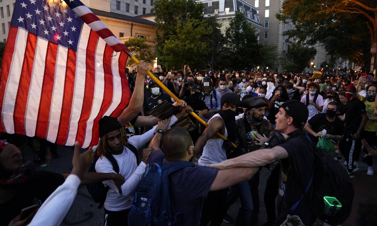 Σκηνές «χάους» στις ΗΠΑ: Άνδρας απείλησε διαδηλωτές με… τόξο – Τον ξυλοκόπησαν άγρια (βίντεο)
