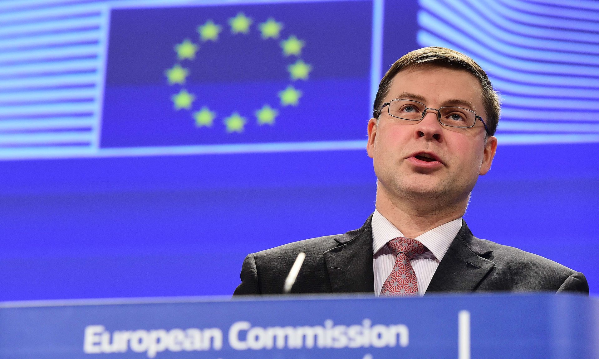 Β.Ντομπρόβσκις: «Τα 32 δισ. ευρώ θα δοθούν στην Ελλάδα με ενισχυμένη εποπτεία»